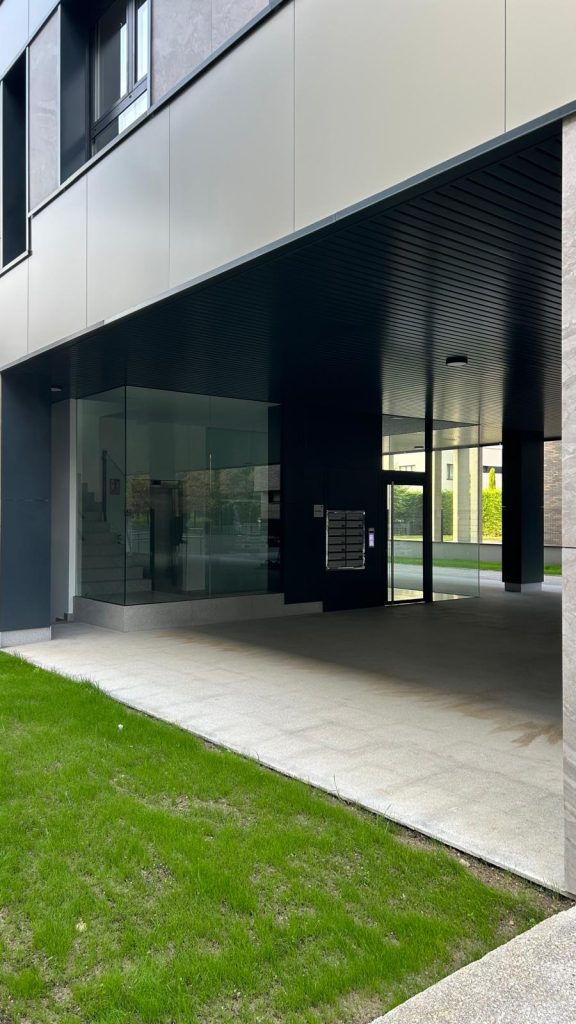 Ventana con doble acristalamiento bajo emisivo y control solar, colocada por Invitec en vivienda de Zumabide