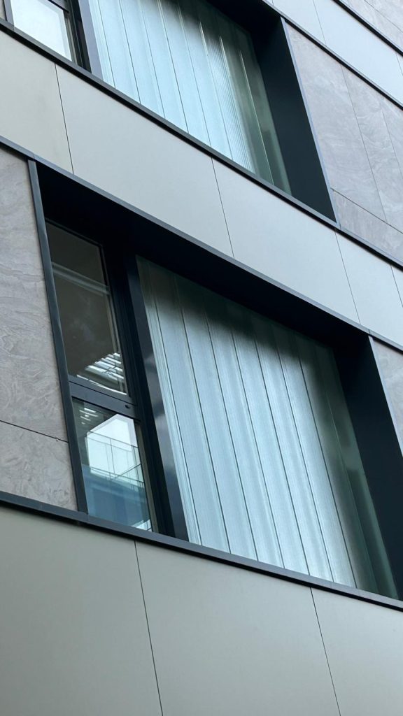 Cierre de fachada con vidrio U-glass en cámara instalado por Invitec en edificio residencial de Aretxabaleta