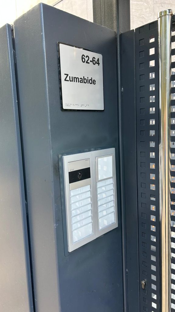 Separador de vidrio de seguridad entre terrazas en obra de 22 viviendas en Zumabide, realizado por Invitec
