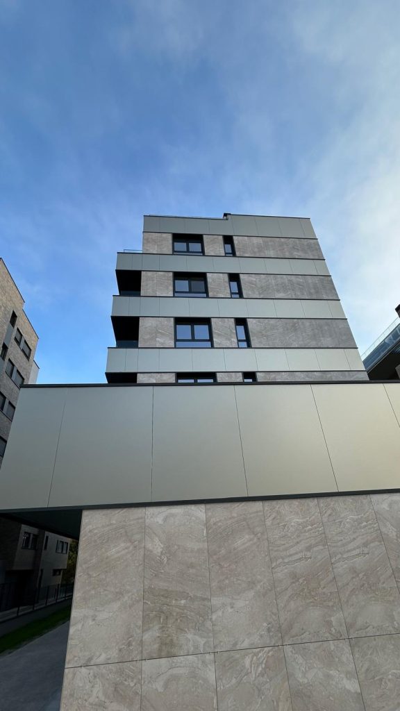 Fachada del edificio de 22 viviendas en Zumabide con soluciones acristaladas instaladas por Invitec"